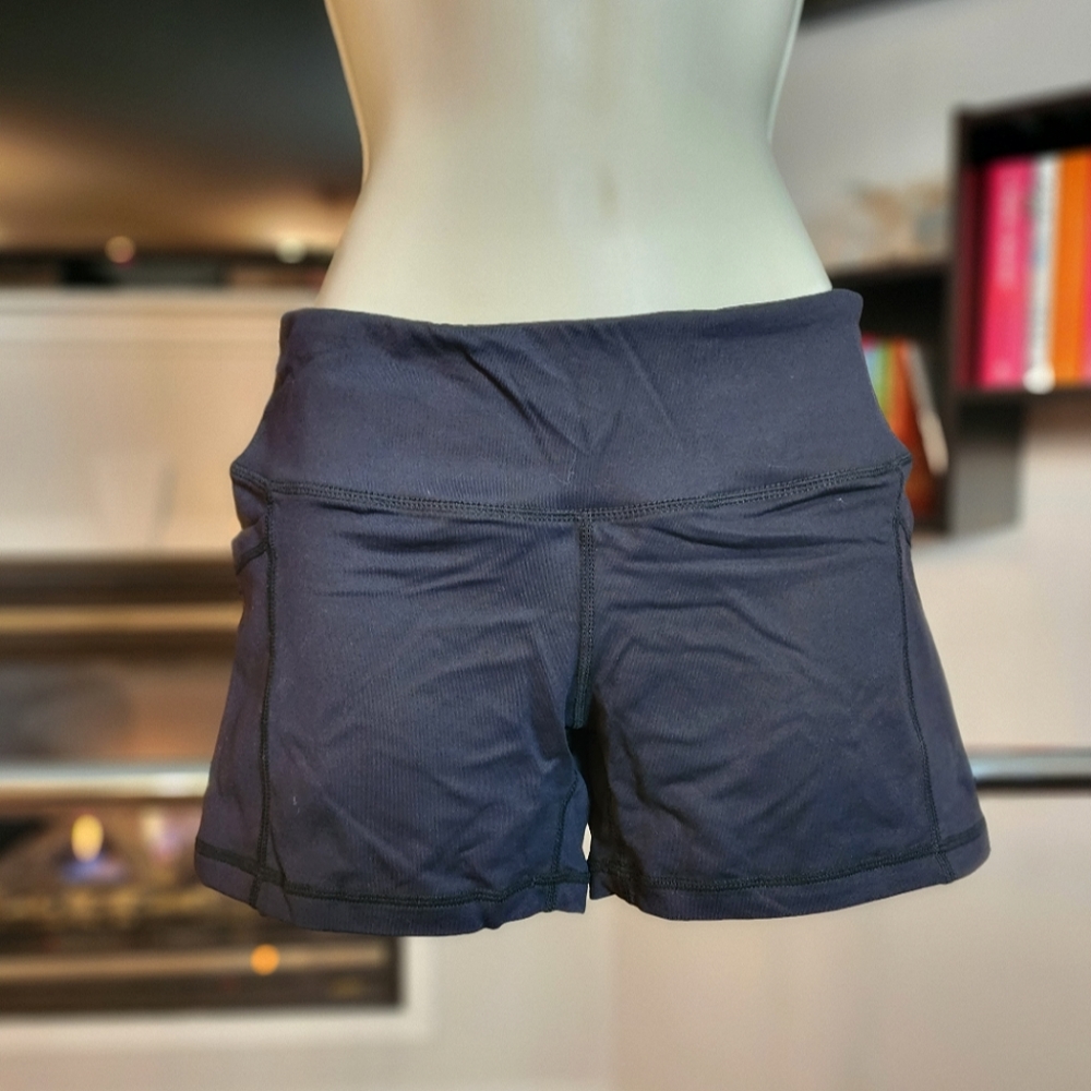 Senita Athletics active Rio shorts with side pockets size M